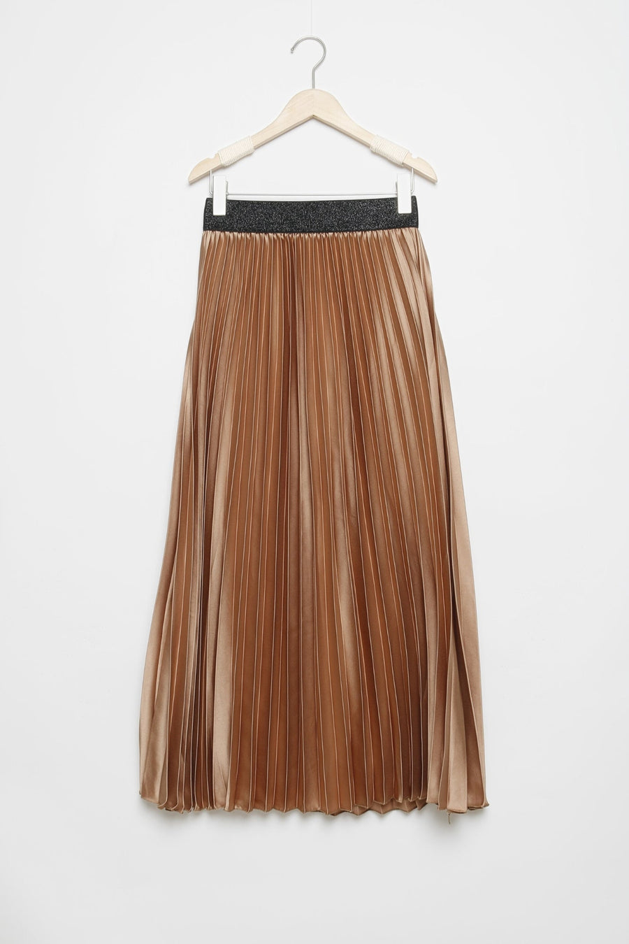 Jupe midi plissée brillante taille haute de couleur camel suspendue sur un cintre.
