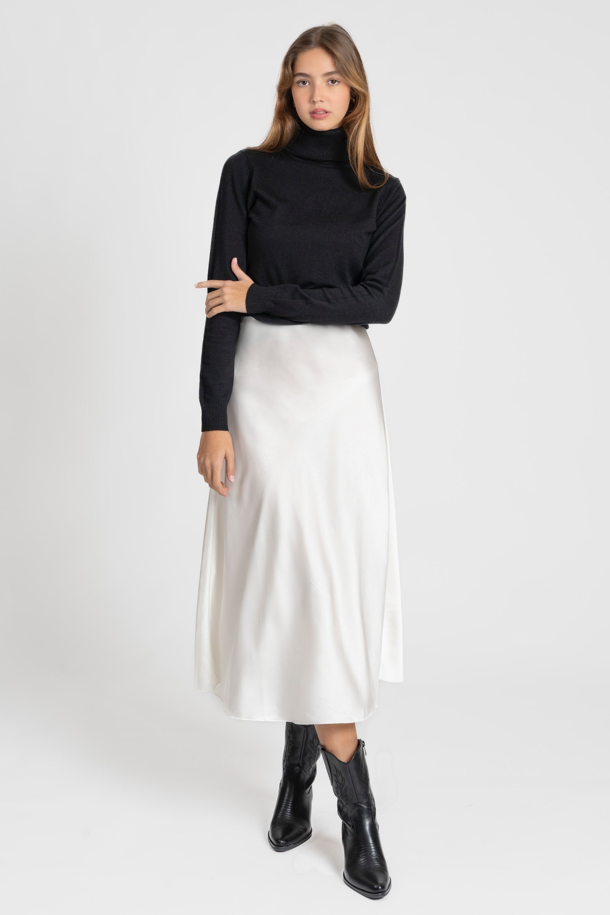 Vue frontale d'un modèle en jupe midi droite satinée taille élastique, parfaite pour une tenue chic ou décontractée.