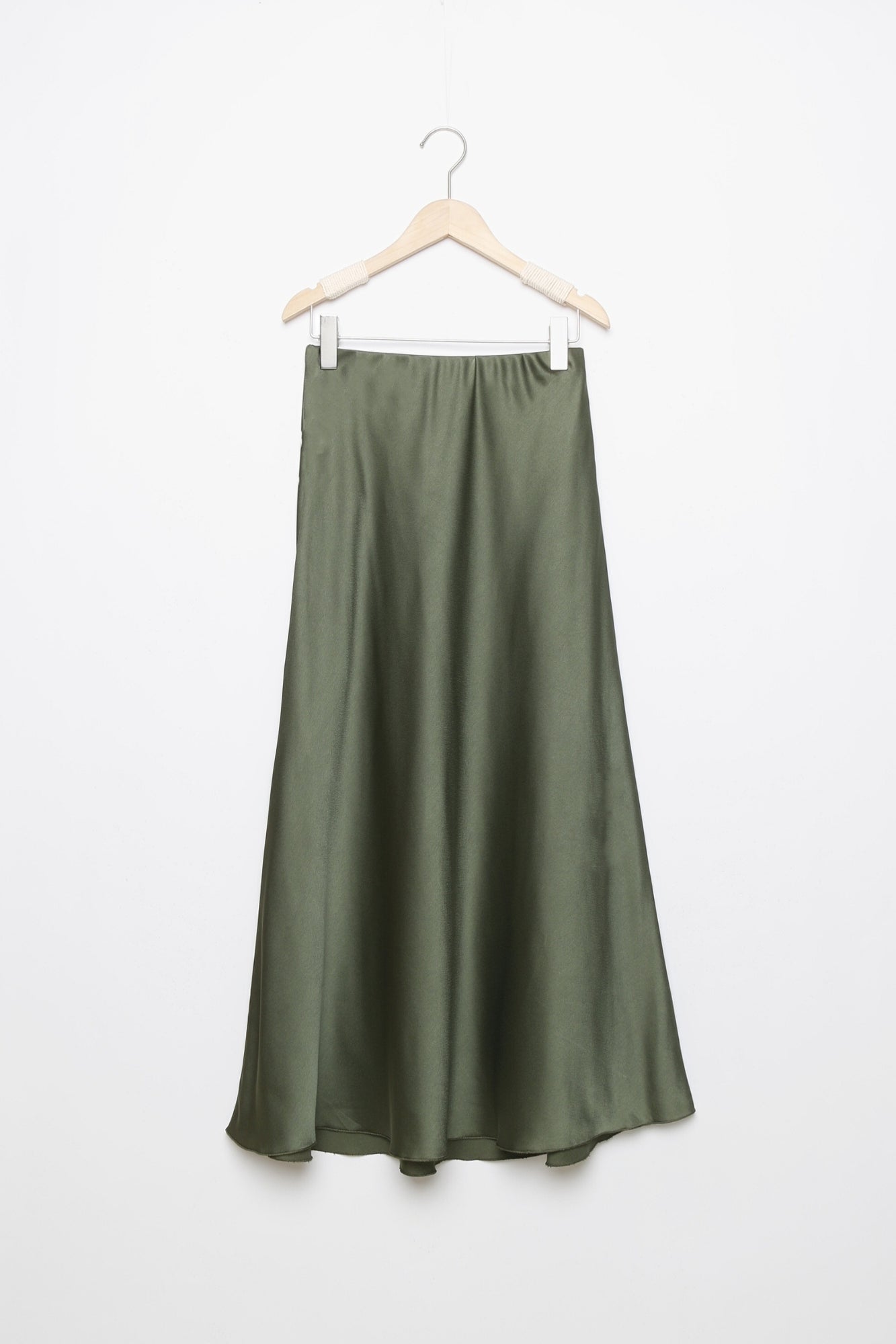 Jupe midi droite satinée en vert olive, mettant en avant le tissu fluide et la taille élastique pratique.