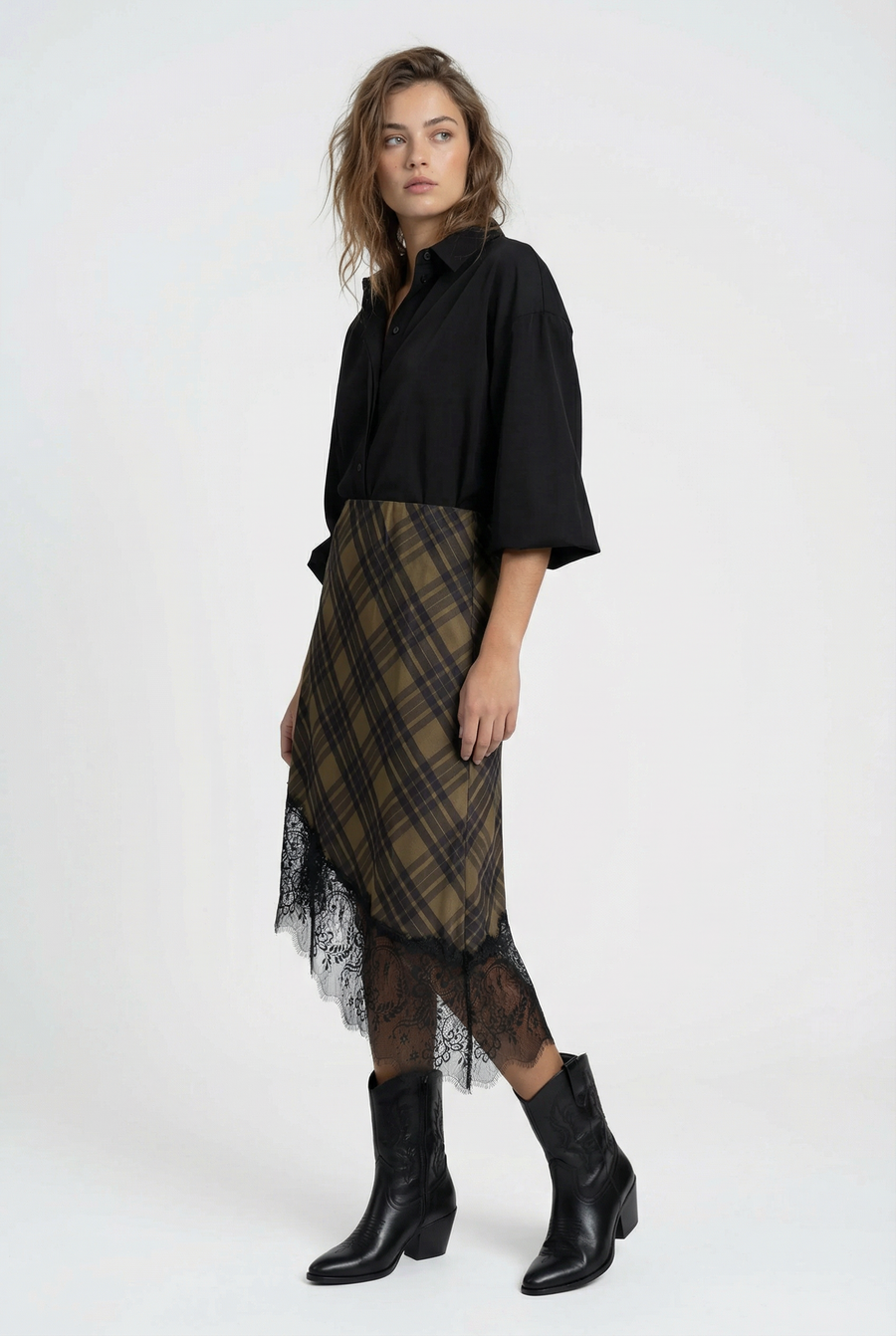 Jupe midi satinée asymétrique en satin – Coupe fluide