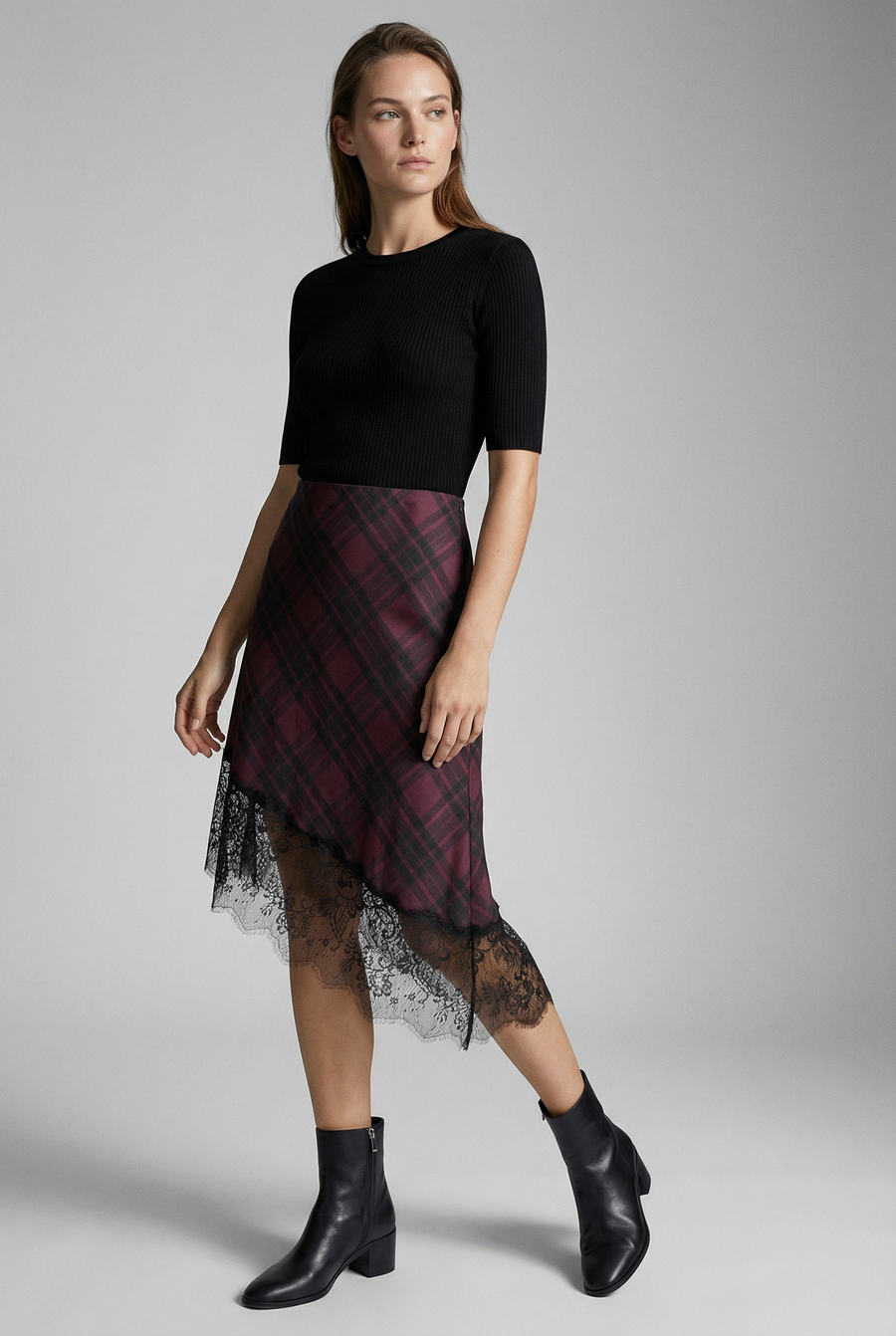 Jupe midi satinée asymétrique en satin – Coupe fluide