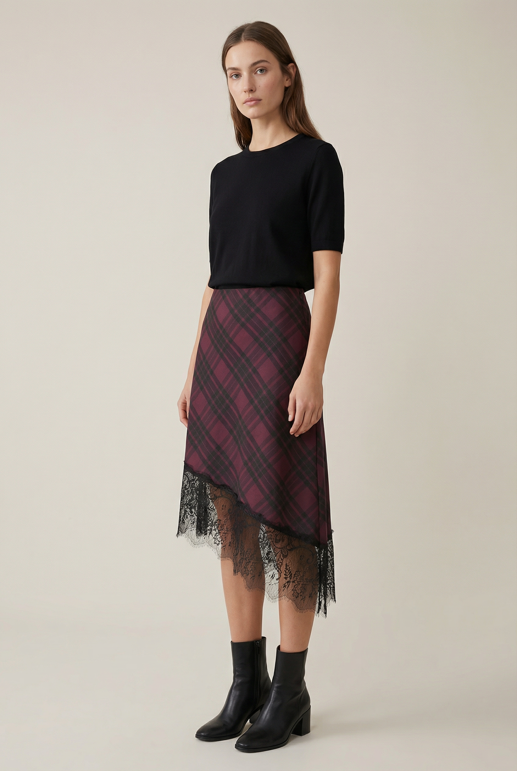 Jupe midi satinée asymétrique en satin – Coupe fluide