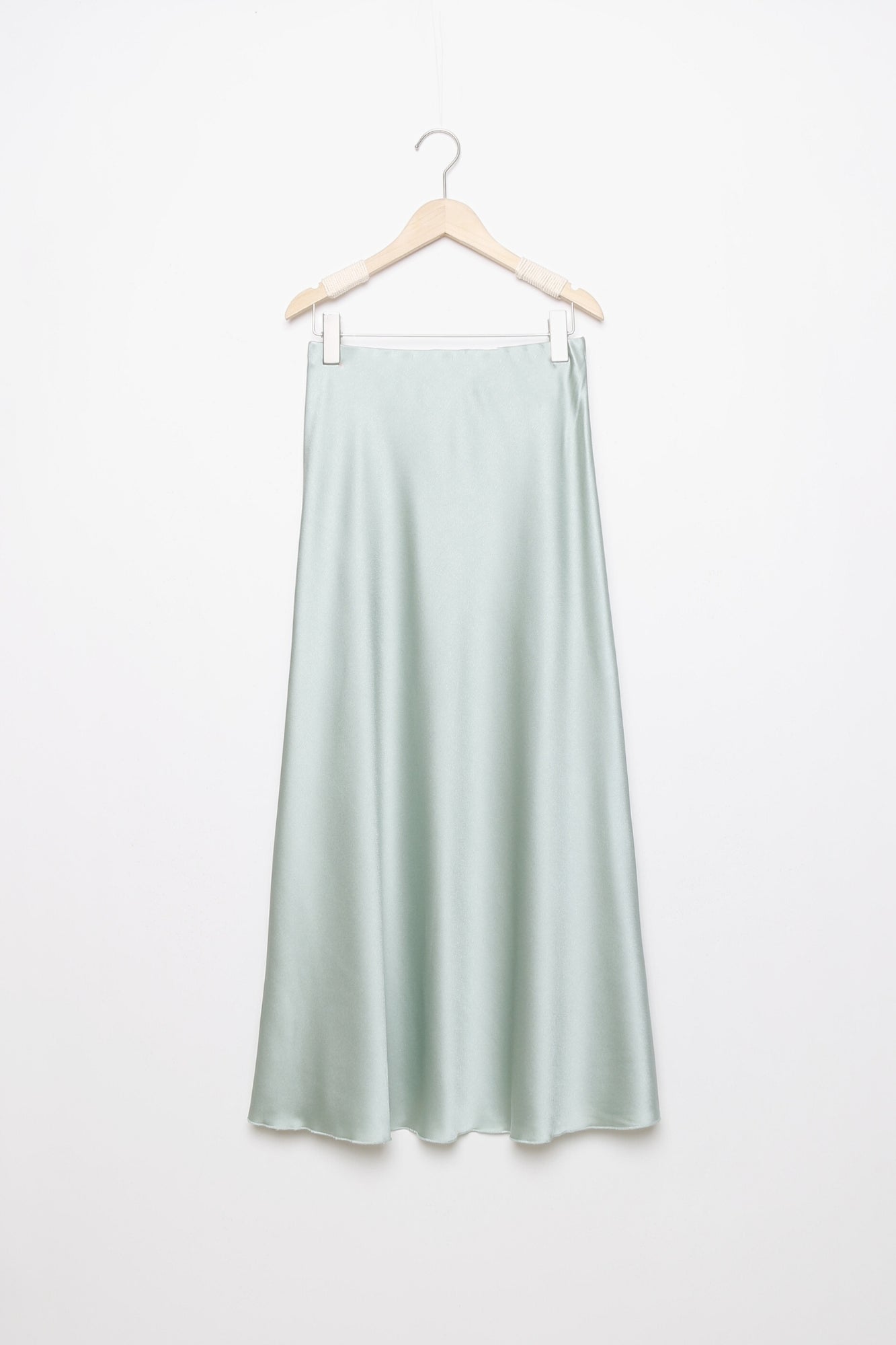 Jupe midi droite satinée en bleu clair, sur un cintre, idéale pour un style chic et moderne.