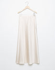 Jupe midi droite satinée de couleur beige, suspendue, avec une taille élastique pour un ajustement facile.