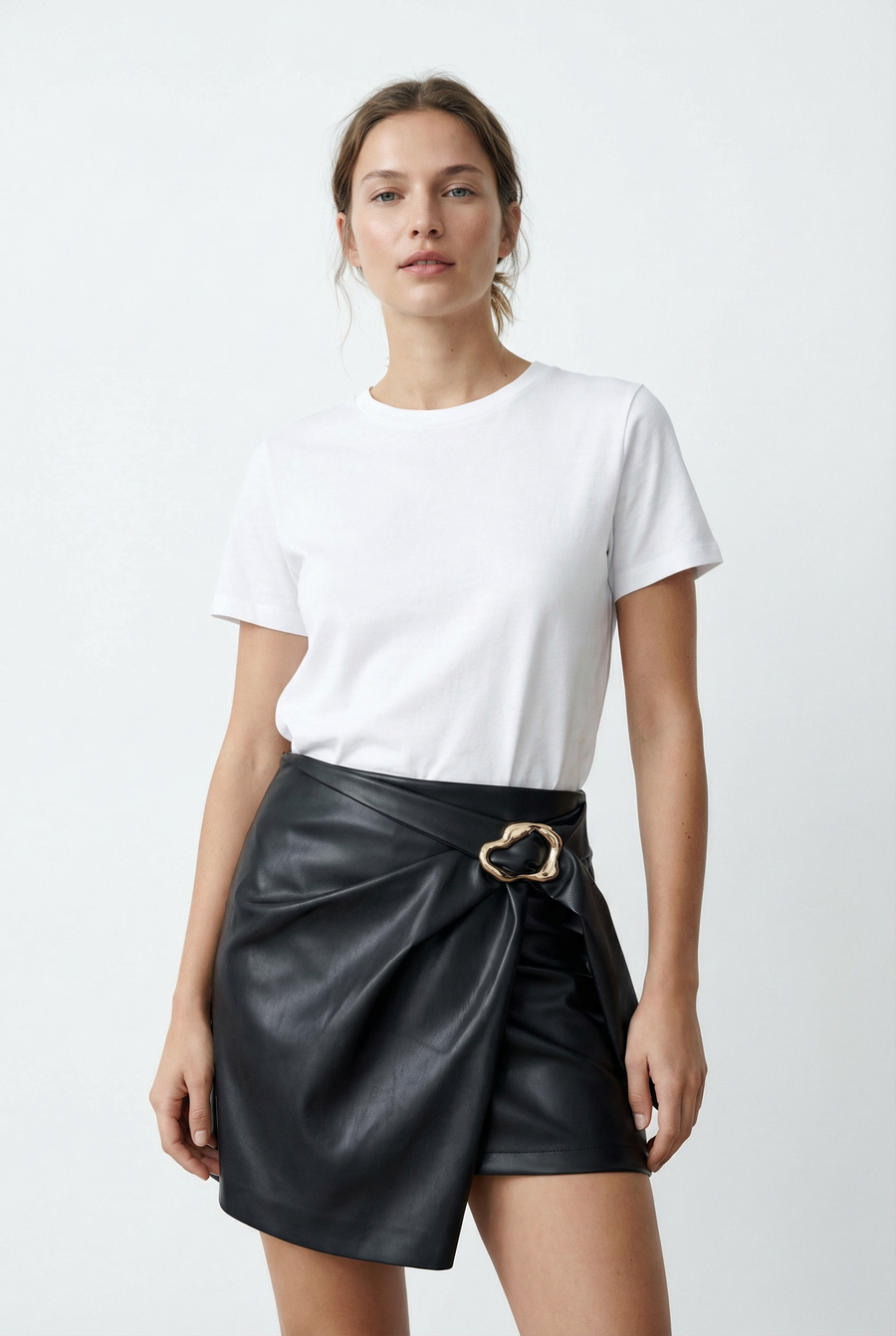 Jupe similicuir taille haute élégante – Coupe courte structurée – Effet cuir chic