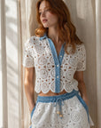 02. Chemise en crochet écru à col denim courte