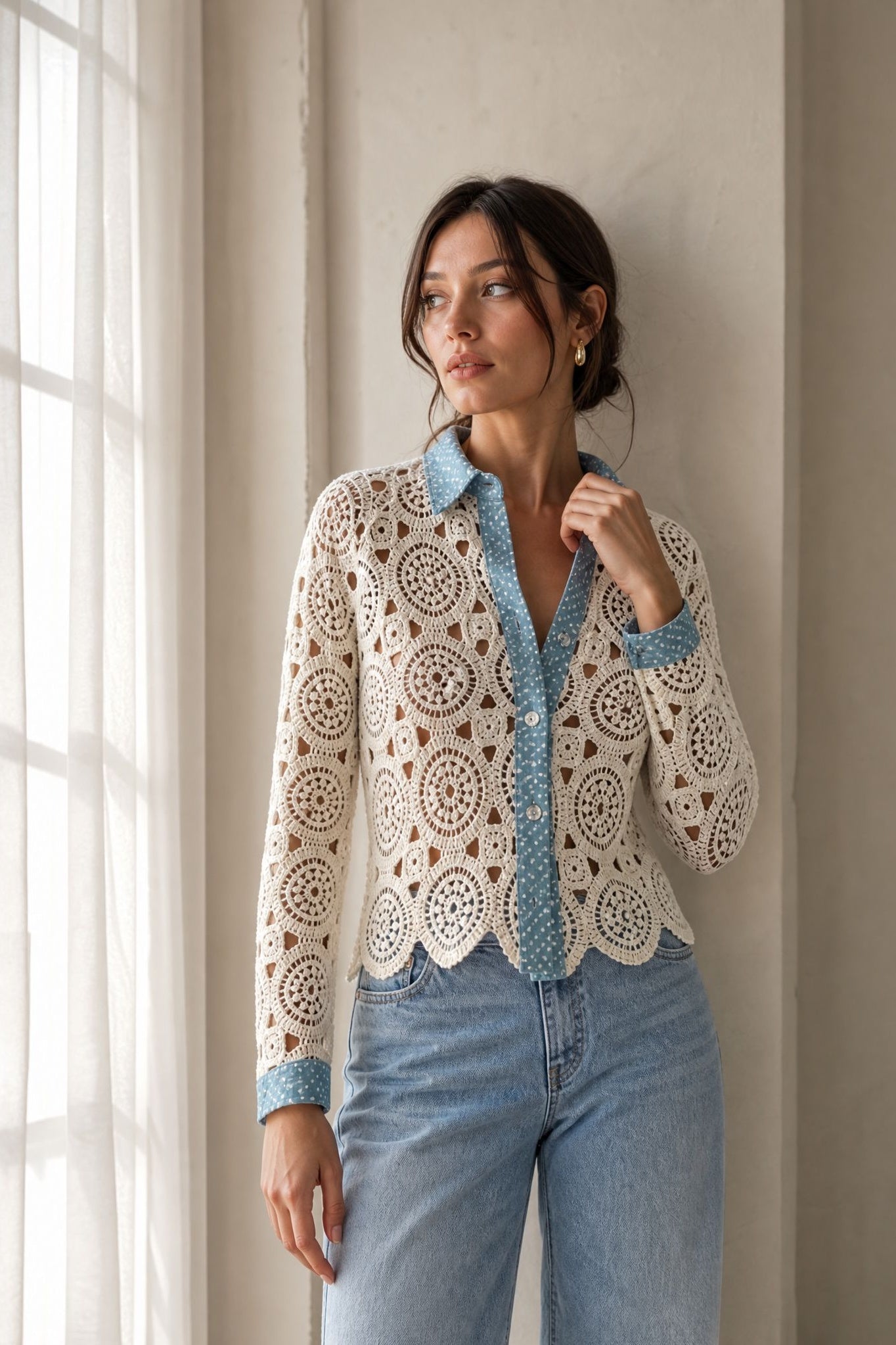 02. Chemise en crochet écru col bleu à pois