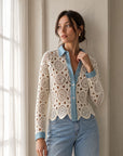 02. Chemise en crochet écru col bleu à pois