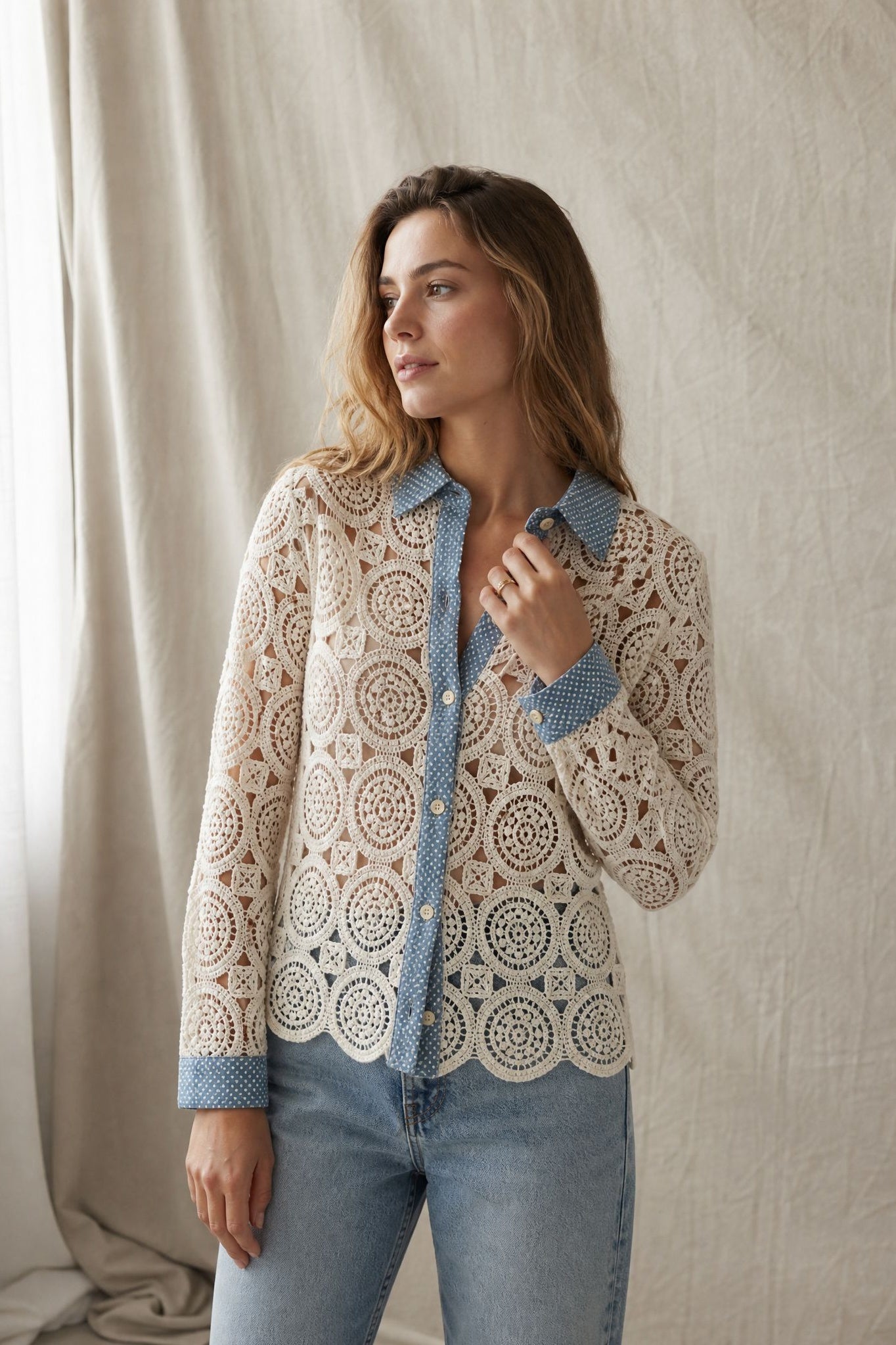 02. Chemise en crochet écru col bleu à pois