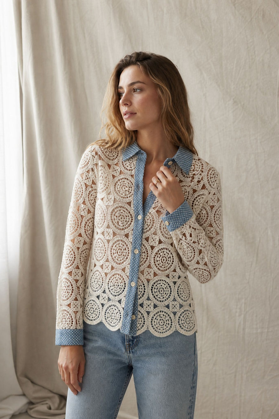 02. Chemise en crochet écru col bleu à pois