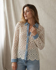 02. Chemise en crochet écru col bleu à pois