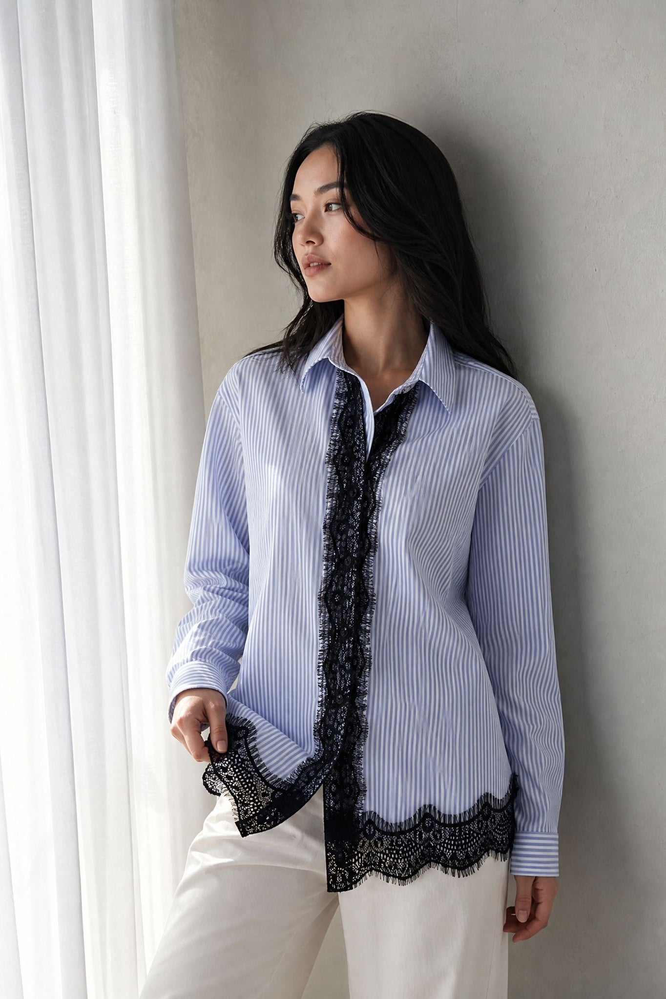 02. Chemise rayée bleu et blanc à dentelle noire