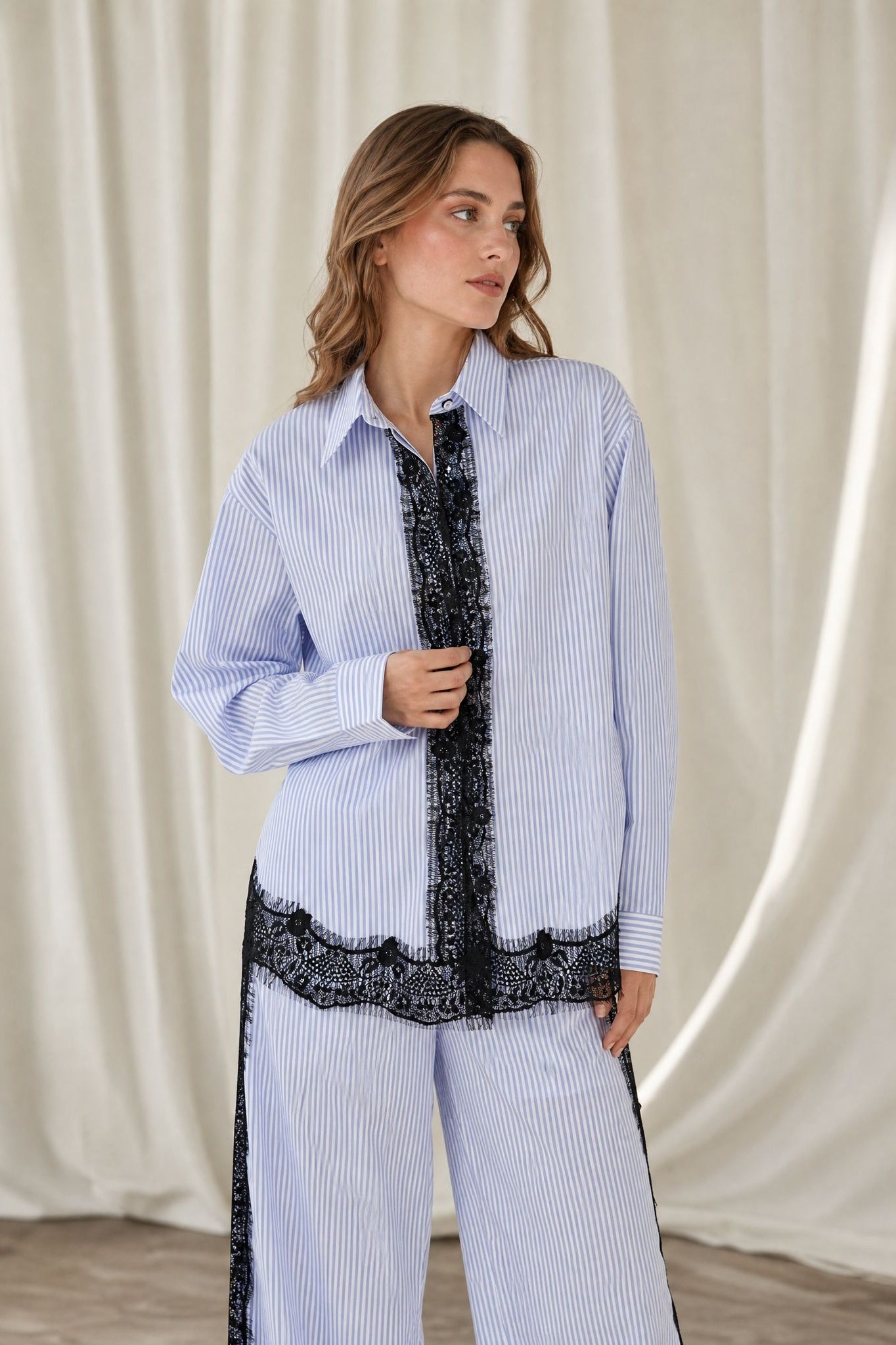 02. Chemise rayée bleu et blanc à dentelle noire