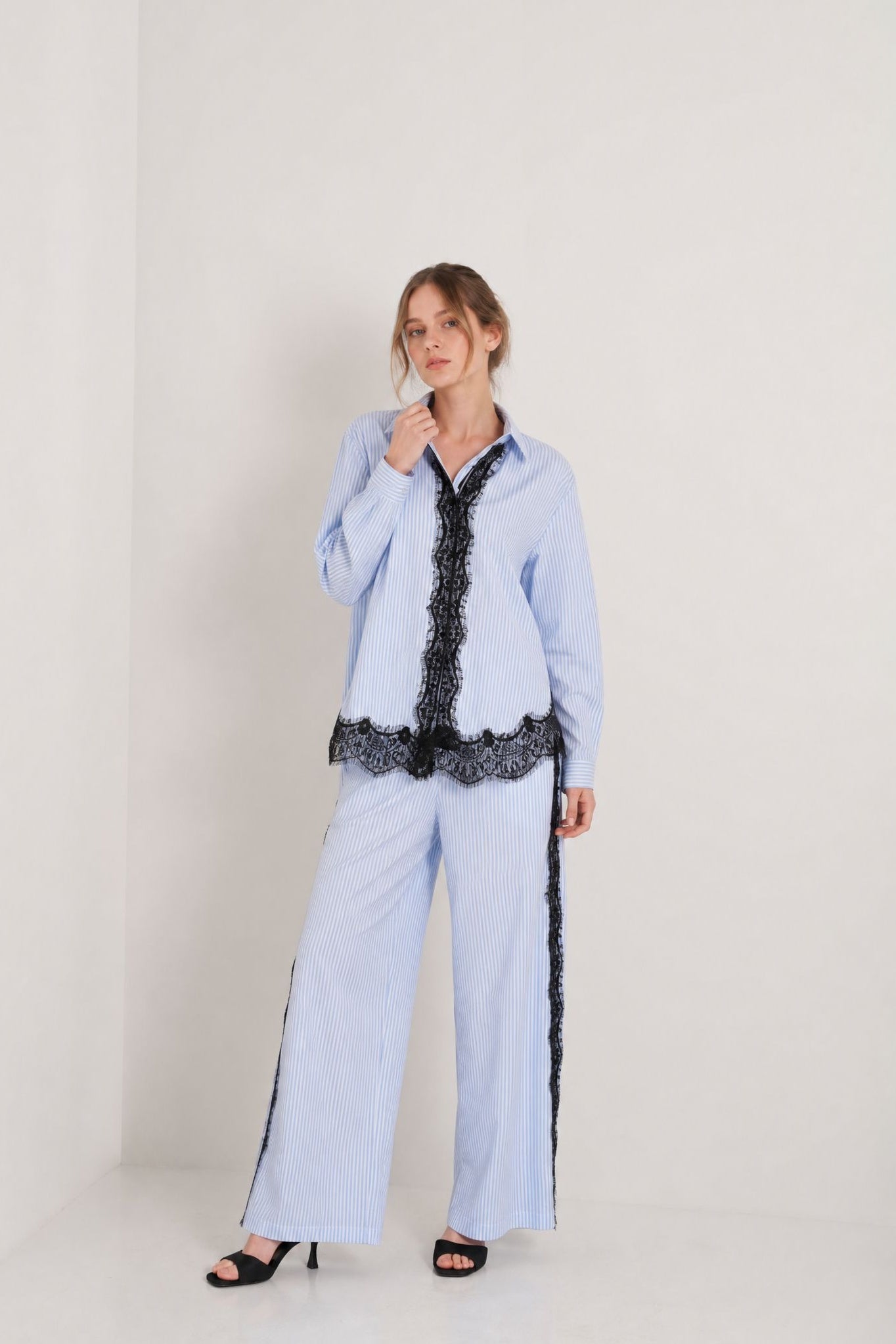 02. Chemise rayée bleu et blanc à dentelle noire