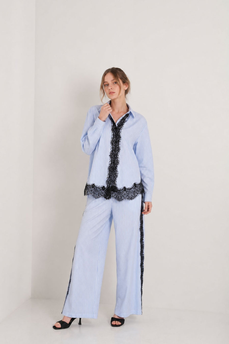 02. Chemise rayée bleu et blanc à dentelle noire
