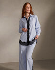 02. Chemise rayée bleu et blanc à dentelle noire