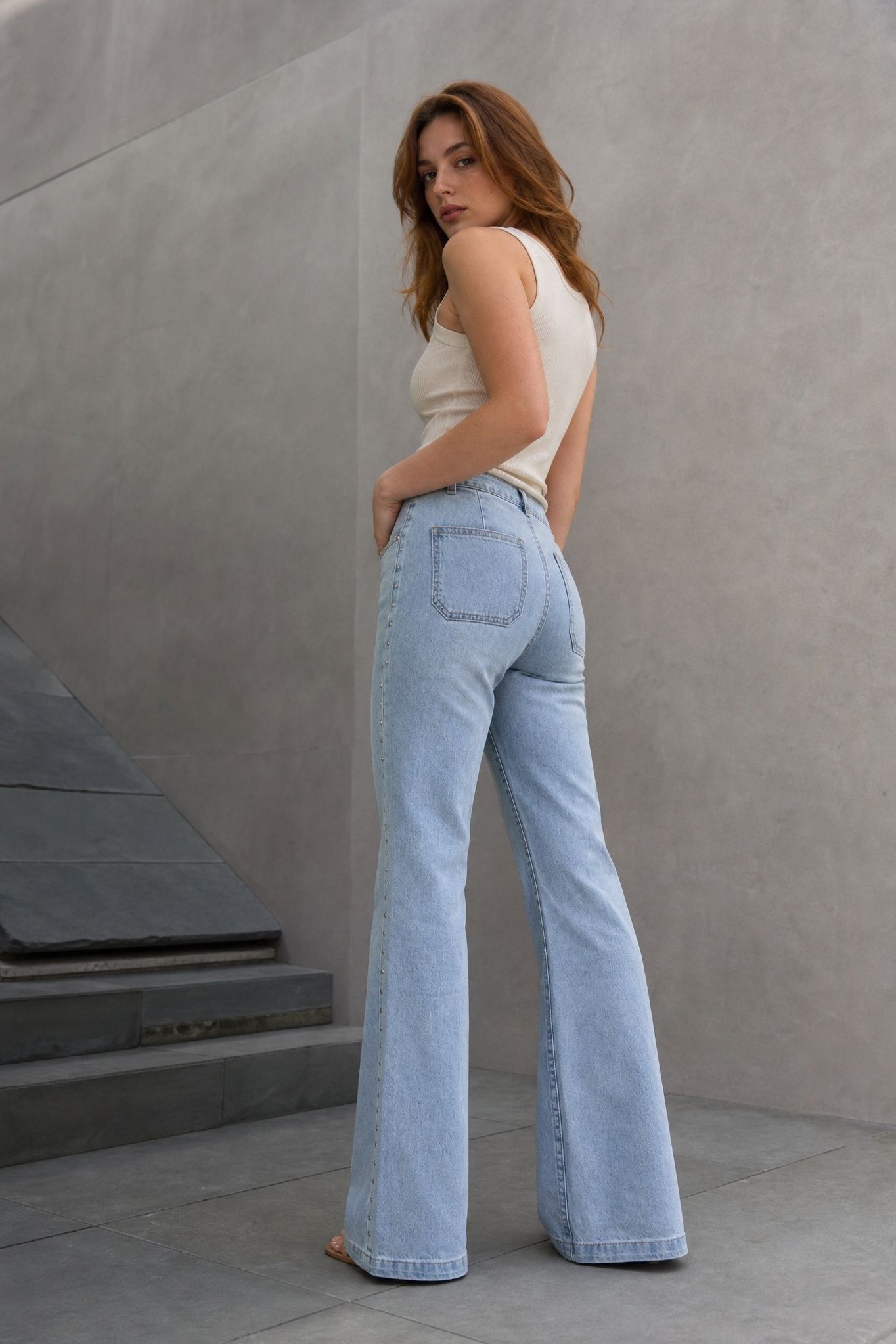 02. Jean flare clouté à poches plaquées