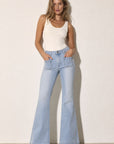 02. Jean flare clouté à poches plaquées