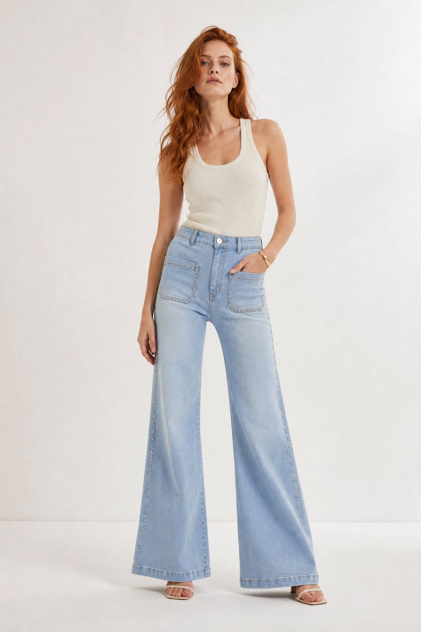 02. Jean flare clouté à poches plaquées