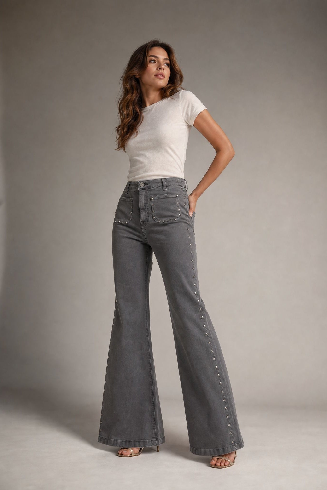 02. Jean flare clouté à poches plaquées