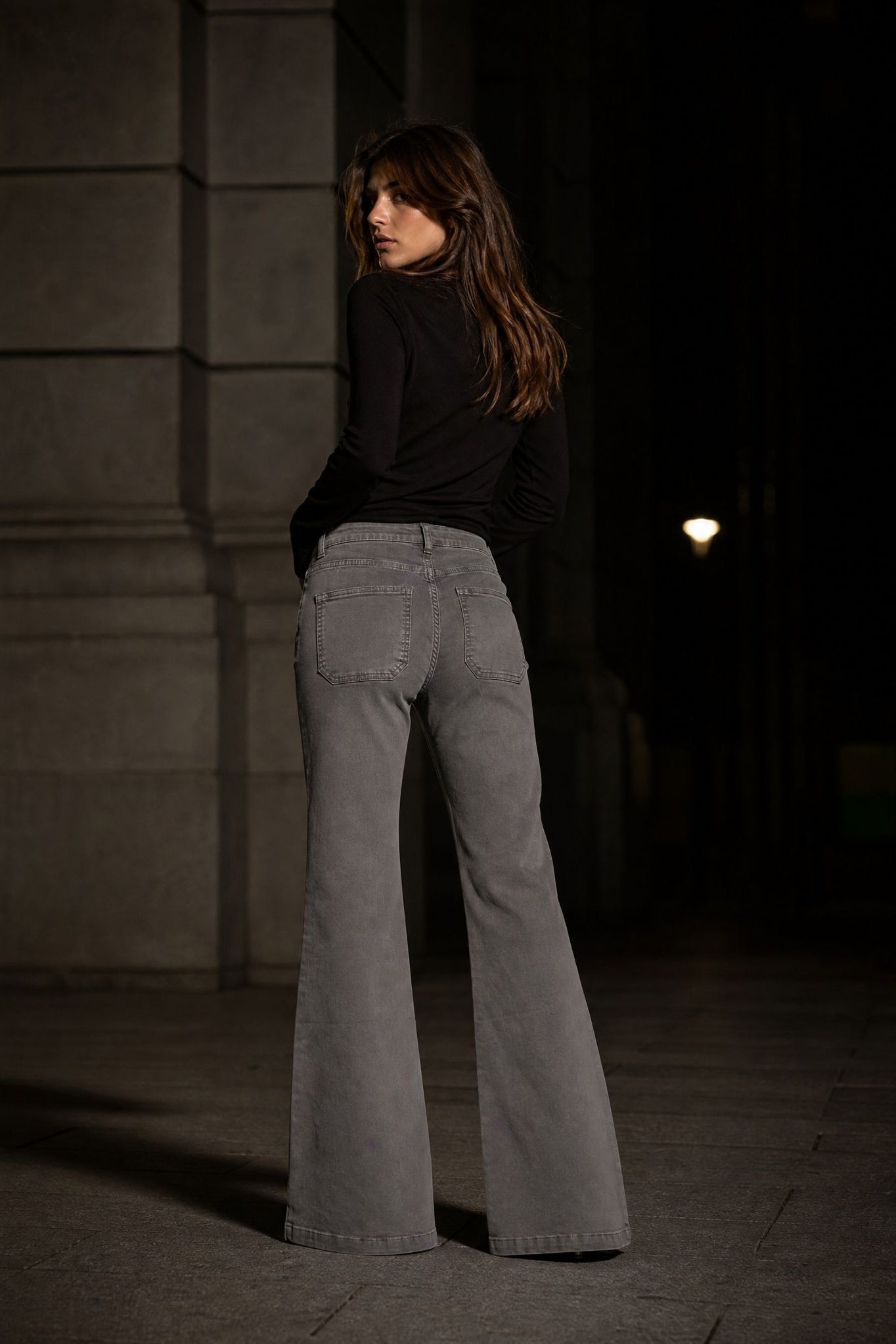 02. Jean flare clouté à poches plaquées