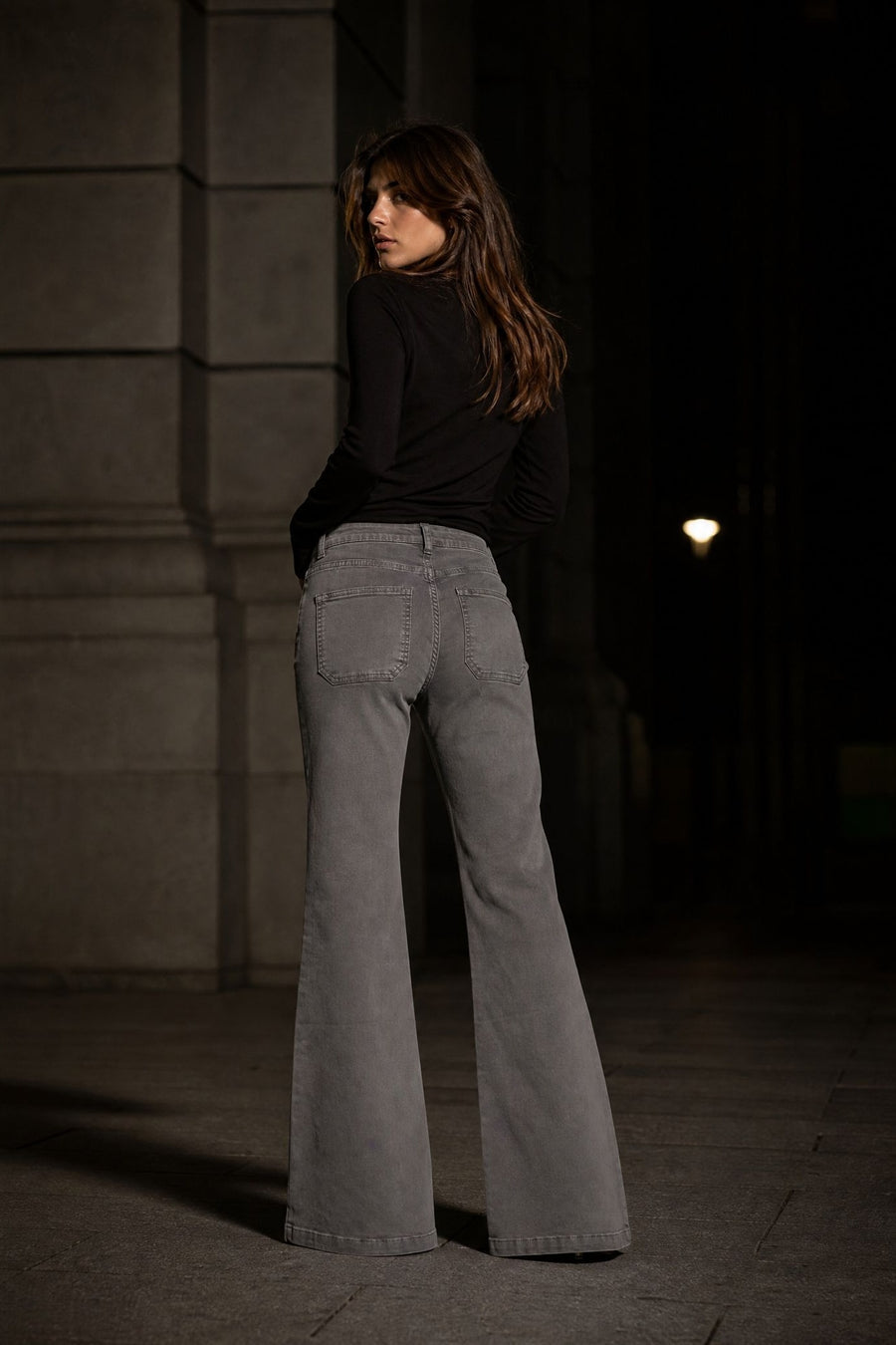 02. Jean flare clouté à poches plaquées