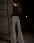 02. Jean flare clouté à poches plaquées