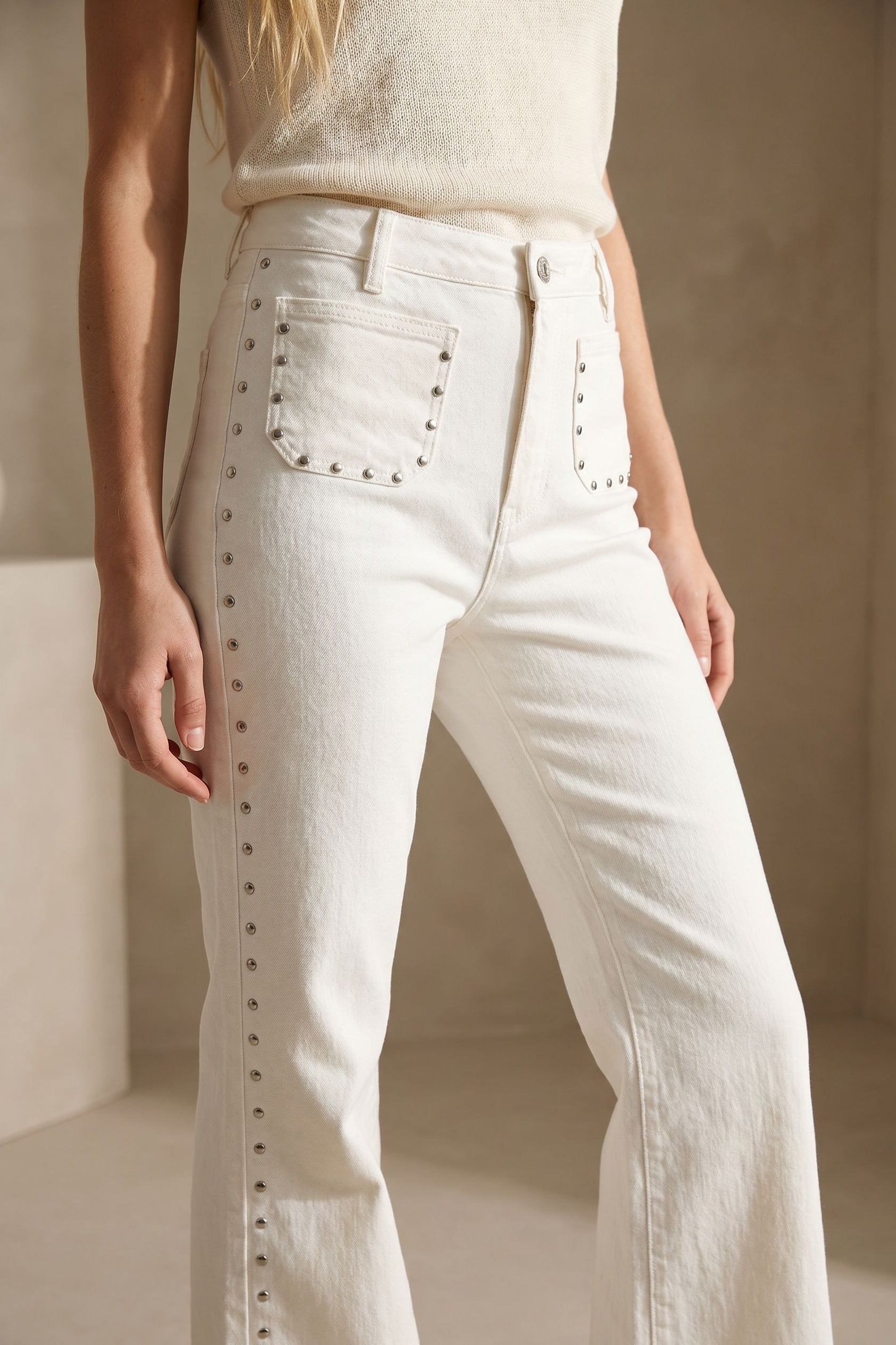 02. Jean flare clouté à poches plaquées