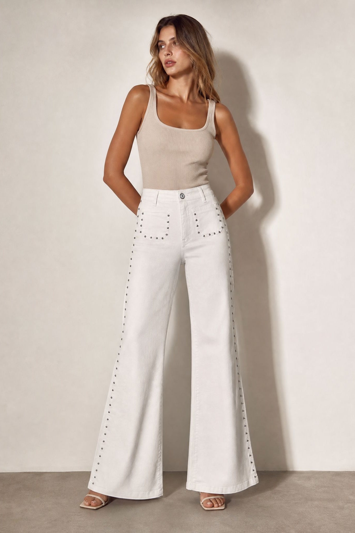 02. Jean flare clouté à poches plaquées