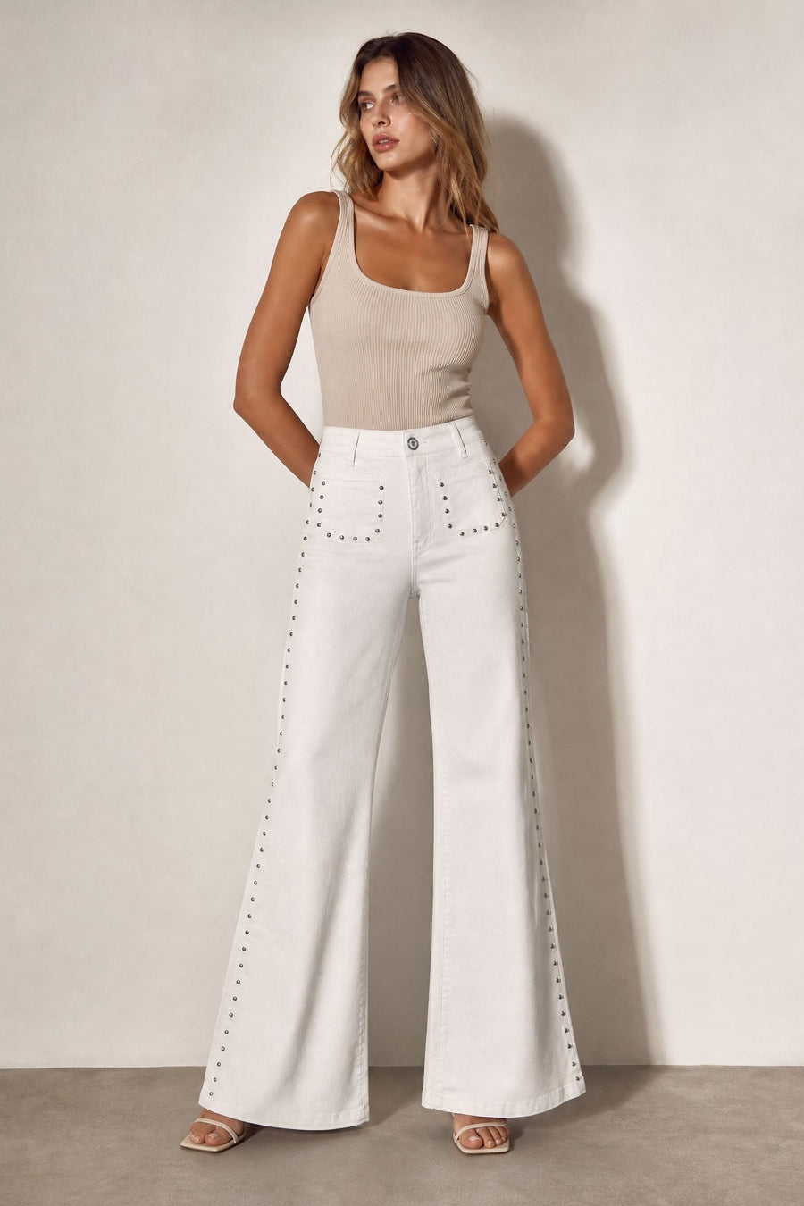 02. Jean flare clouté à poches plaquées
