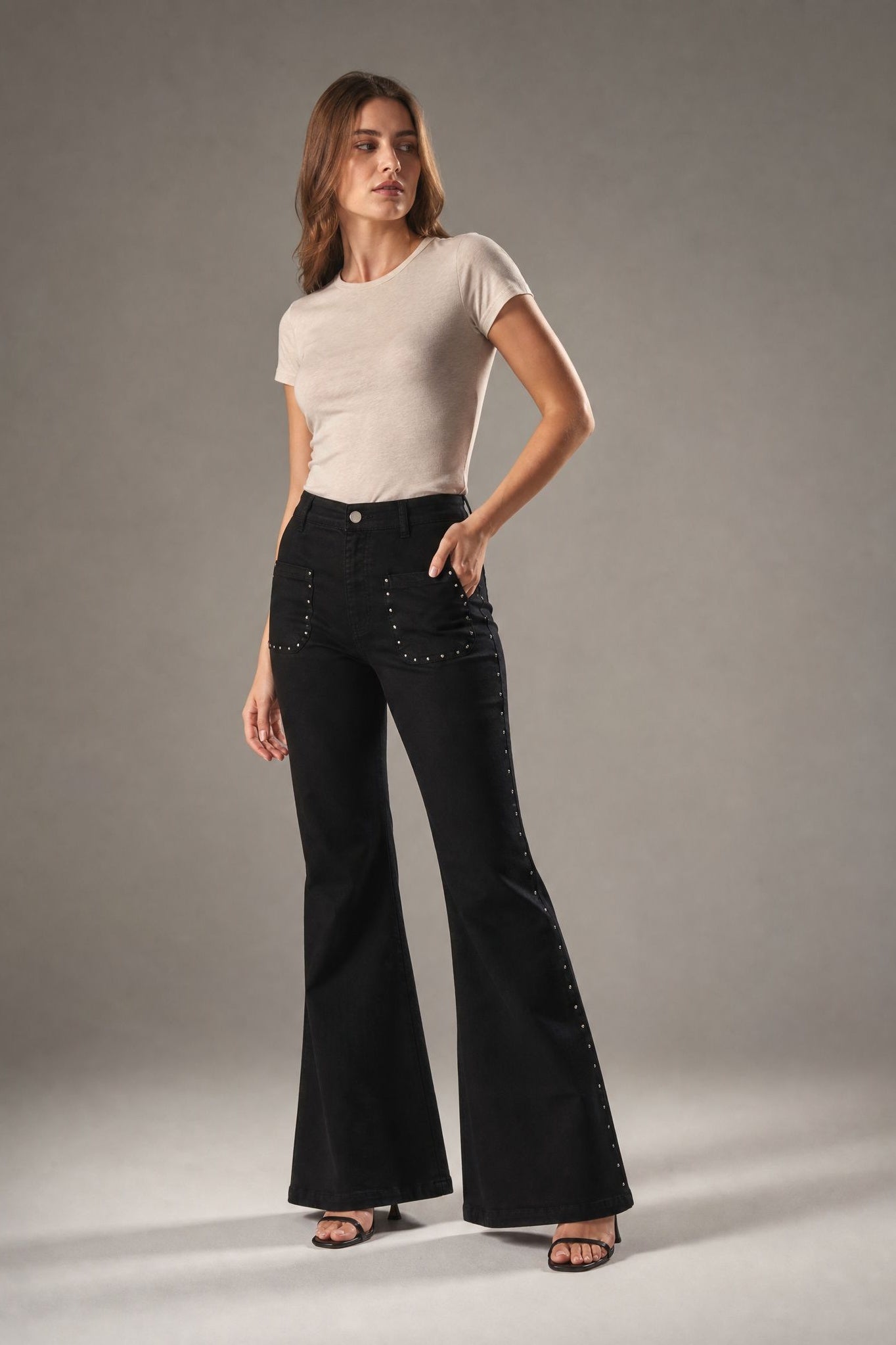 02. Jean flare clouté à poches plaquées