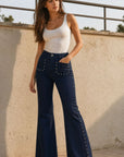 02. Jean flare clouté à poches plaquées