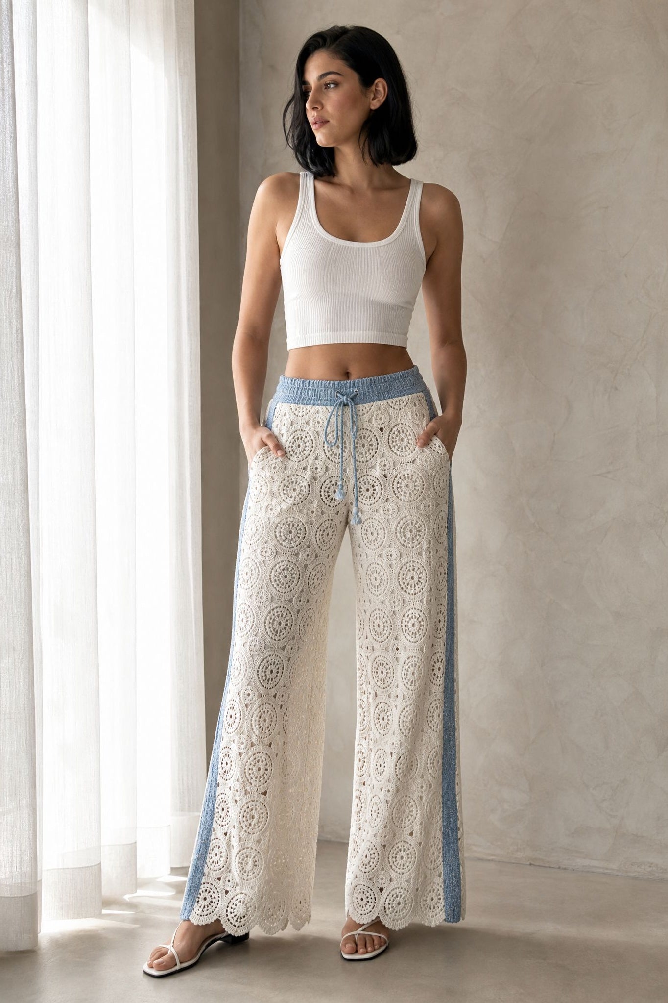 02. Pantalon en dentelle écrue à ceinture denim