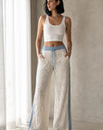 02. Pantalon en dentelle écrue à ceinture denim