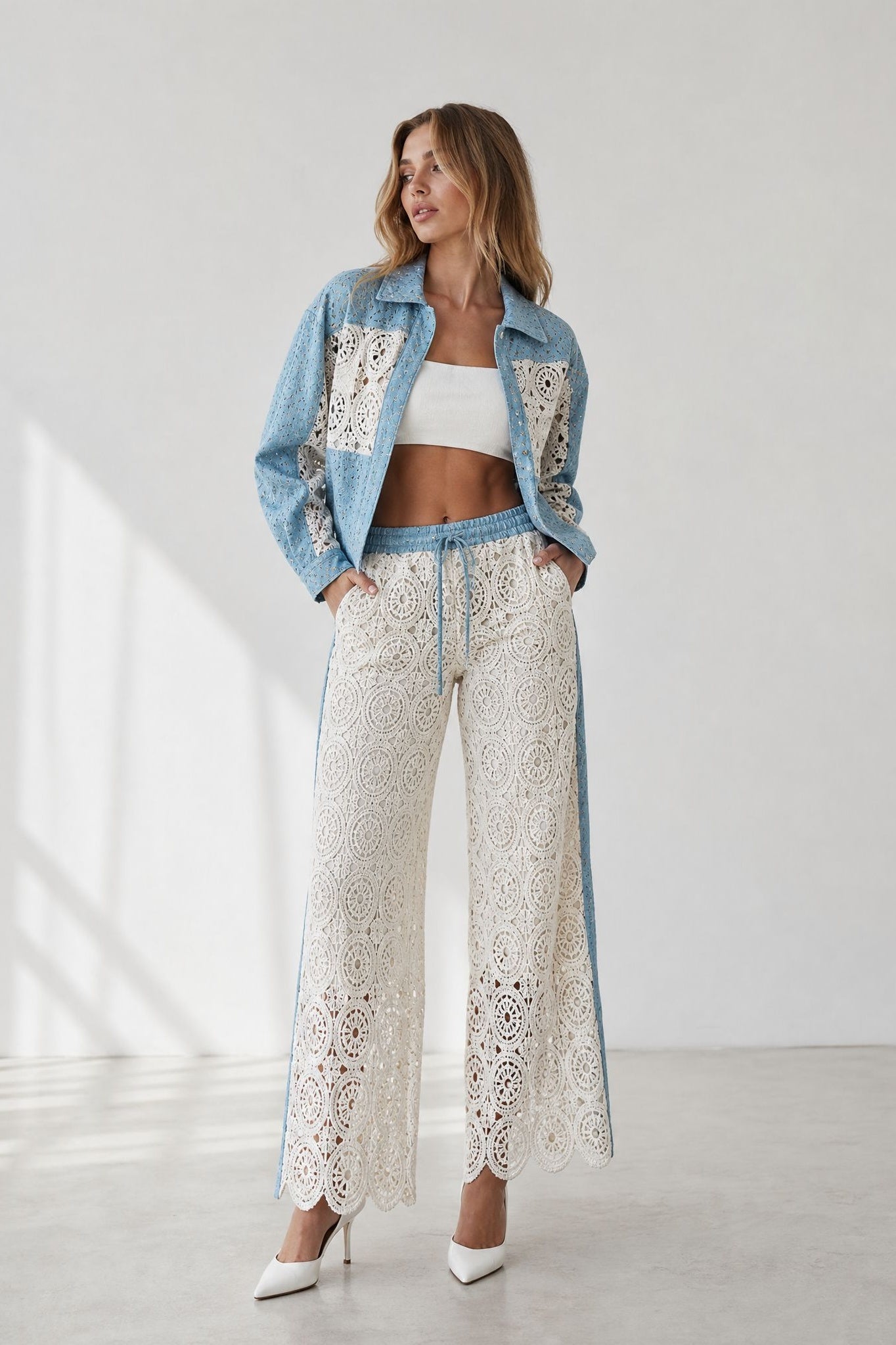 02. Pantalon en dentelle écrue à ceinture denim