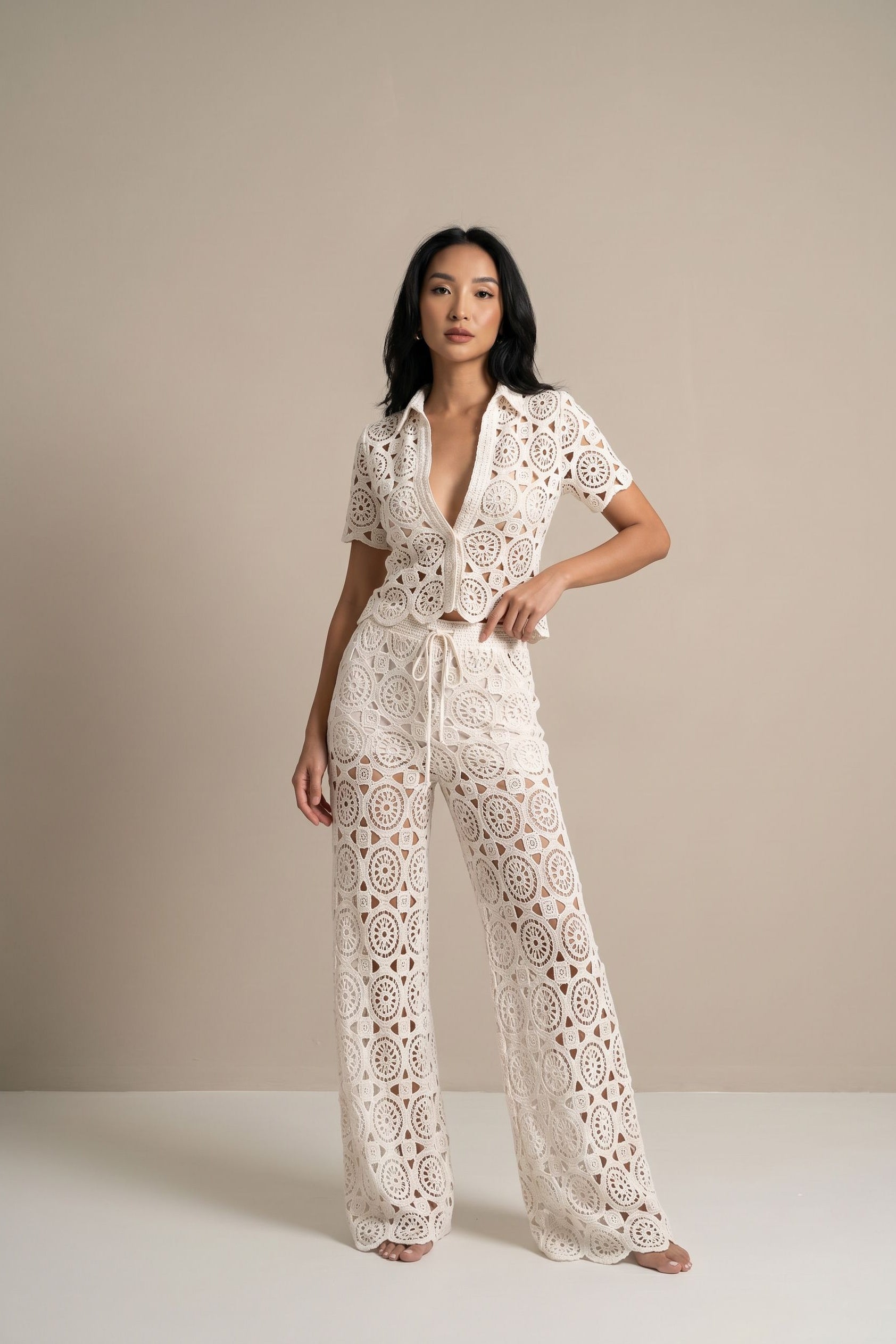 02. Pantalon palazzo en crochet écru à laçage V