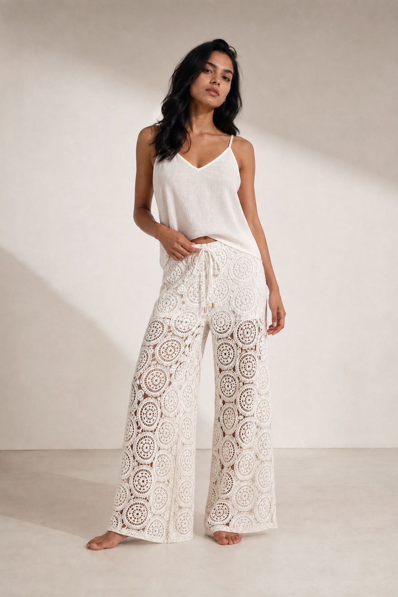 02. Pantalon palazzo en crochet écru à laçage V