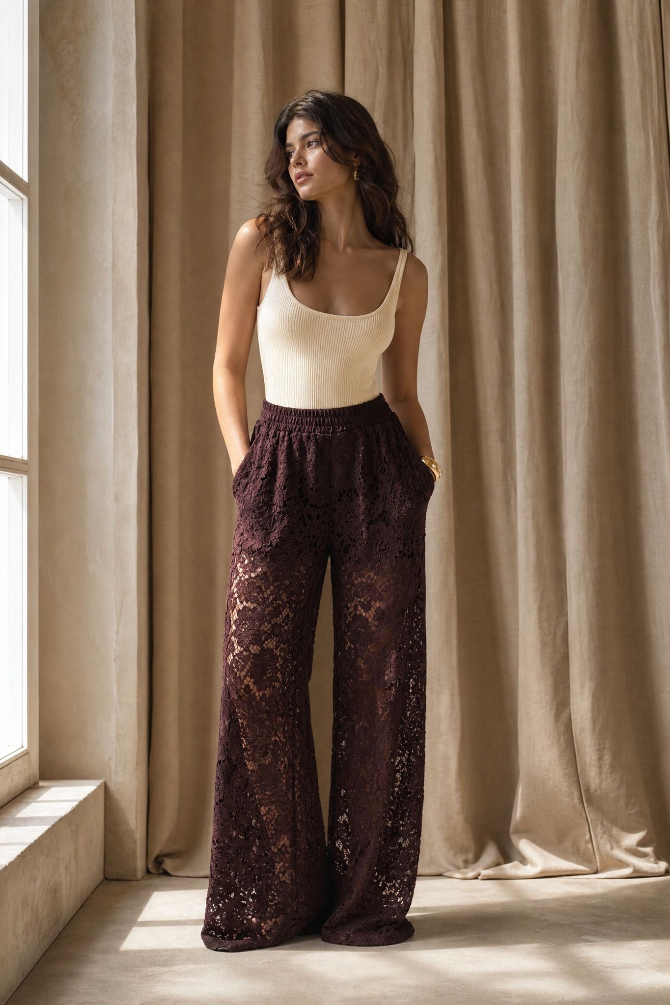02. Pantalon palazzo en dentelle bordeaux taille haute