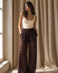 02. Pantalon palazzo en dentelle bordeaux taille haute