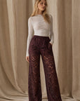 02. Pantalon palazzo en dentelle bordeaux taille haute