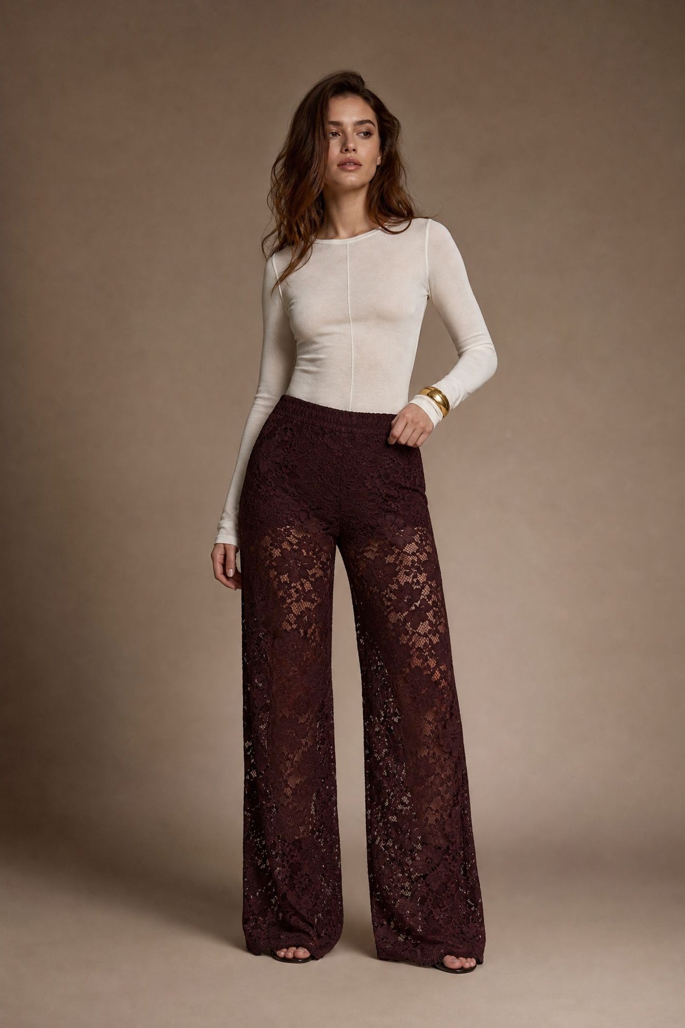 02. Pantalon palazzo en dentelle bordeaux taille haute