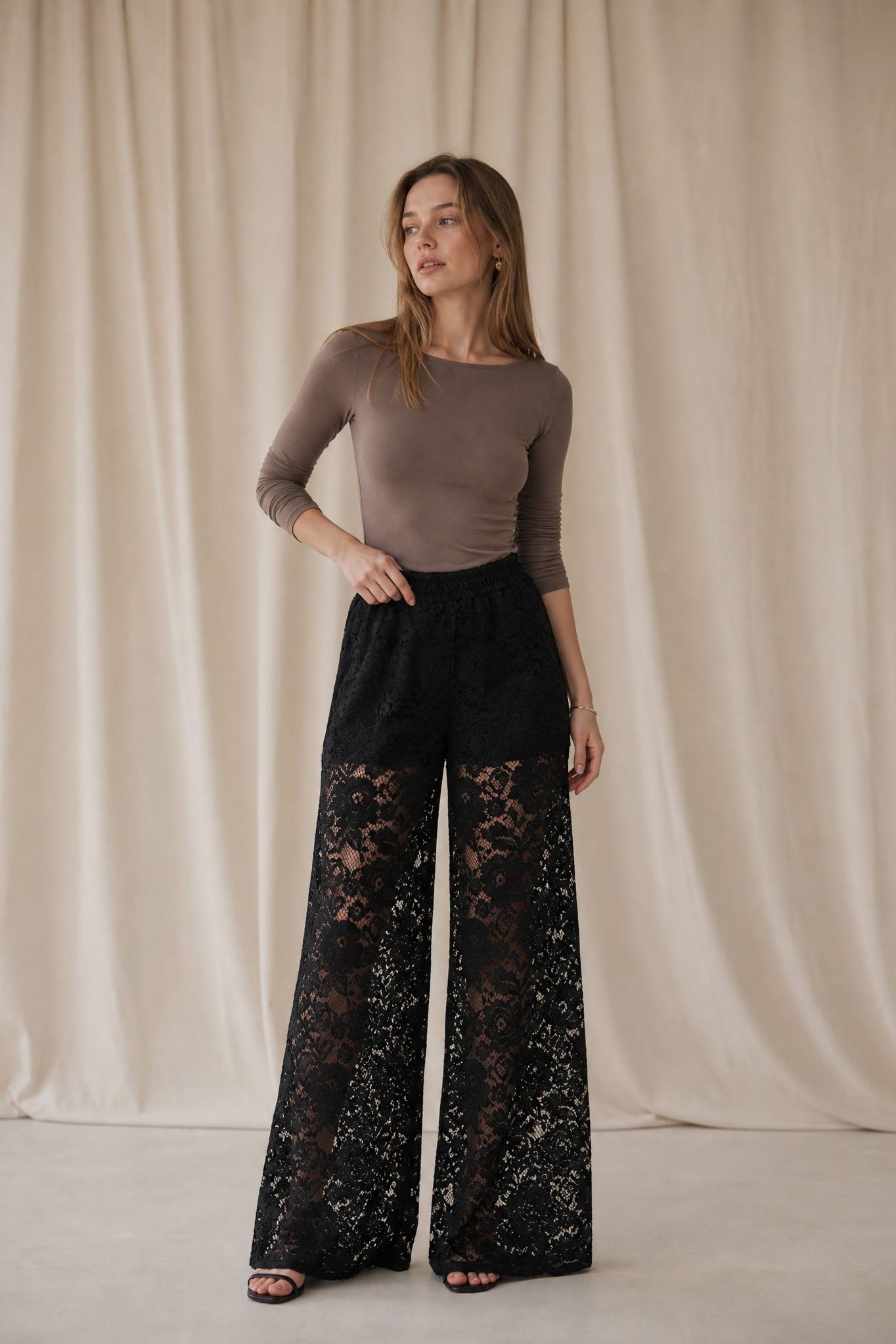 02. Pantalon palazzo en dentelle noire taille haute