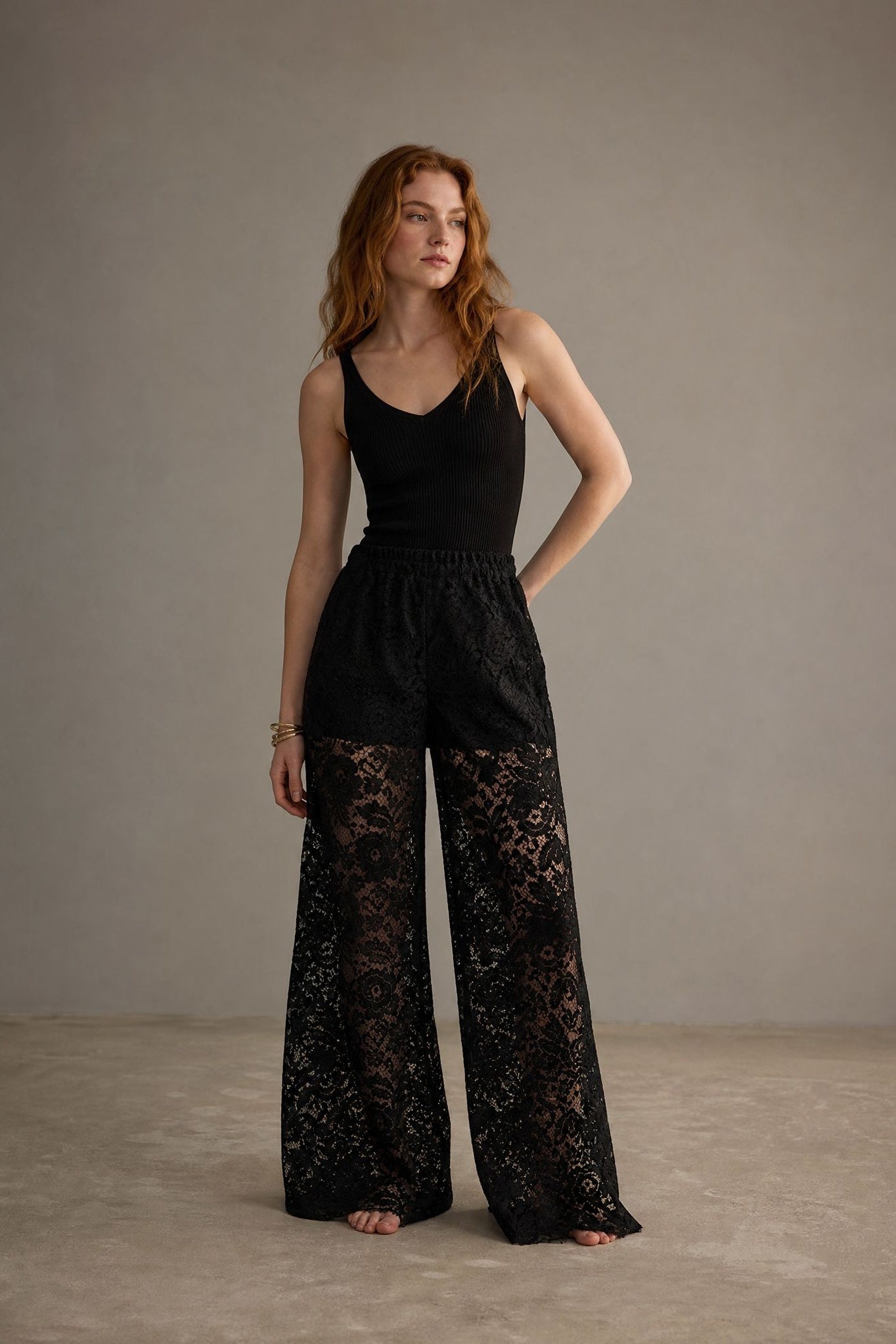 02. Pantalon palazzo en dentelle noire taille haute