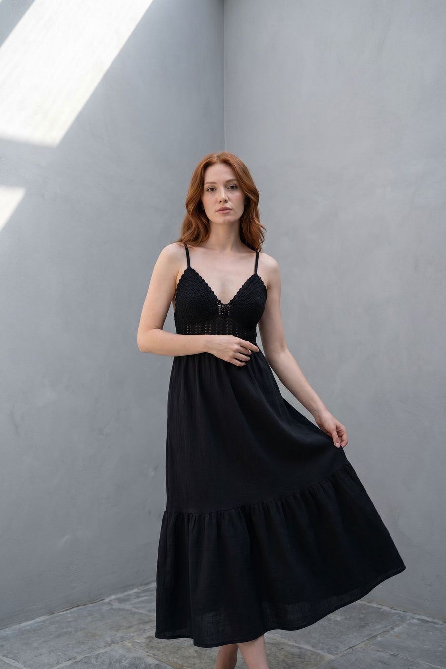 02. Robe midi noire crochet col V taille empire