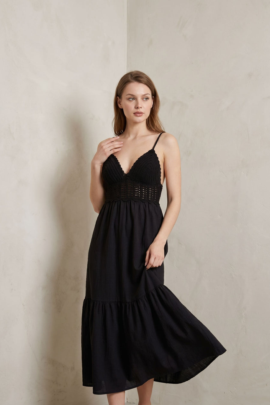 02. Robe midi noire crochet col V taille empire