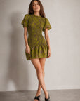 02. Robe mini smockée fleurie col volanté