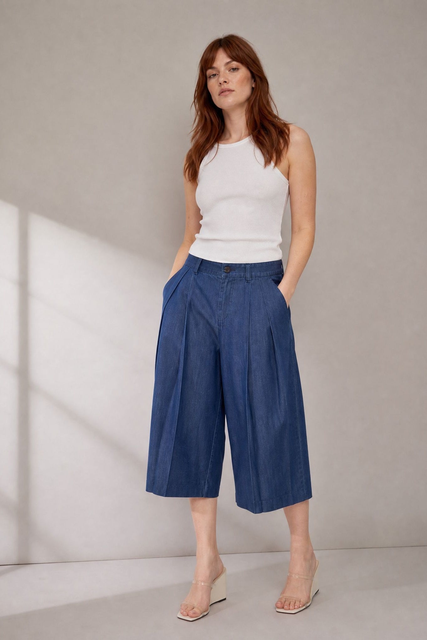02. Short Bermuda fluide effet denim à plis taille haute