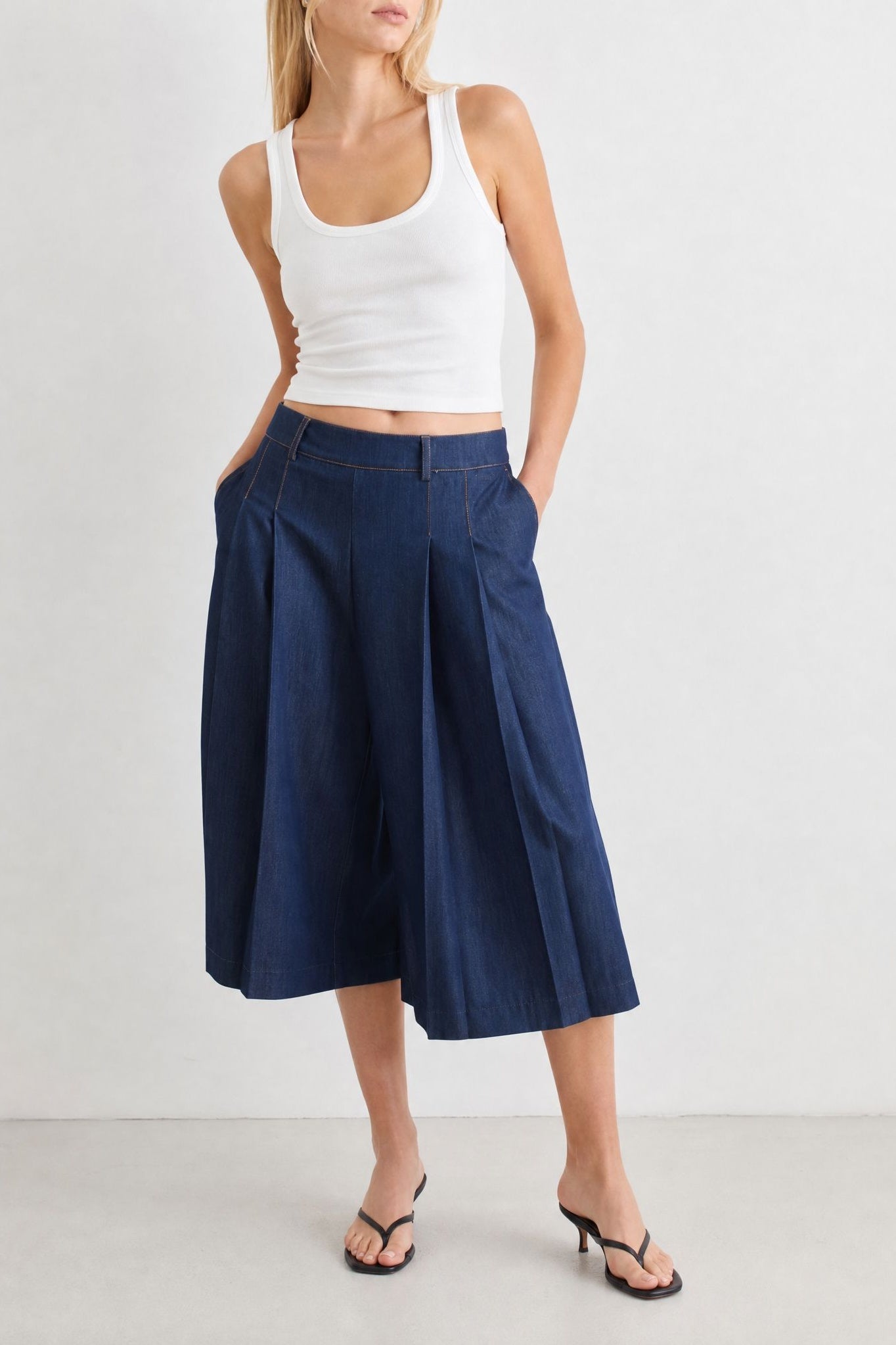 02. Short Bermuda fluide effet denim à plis taille haute