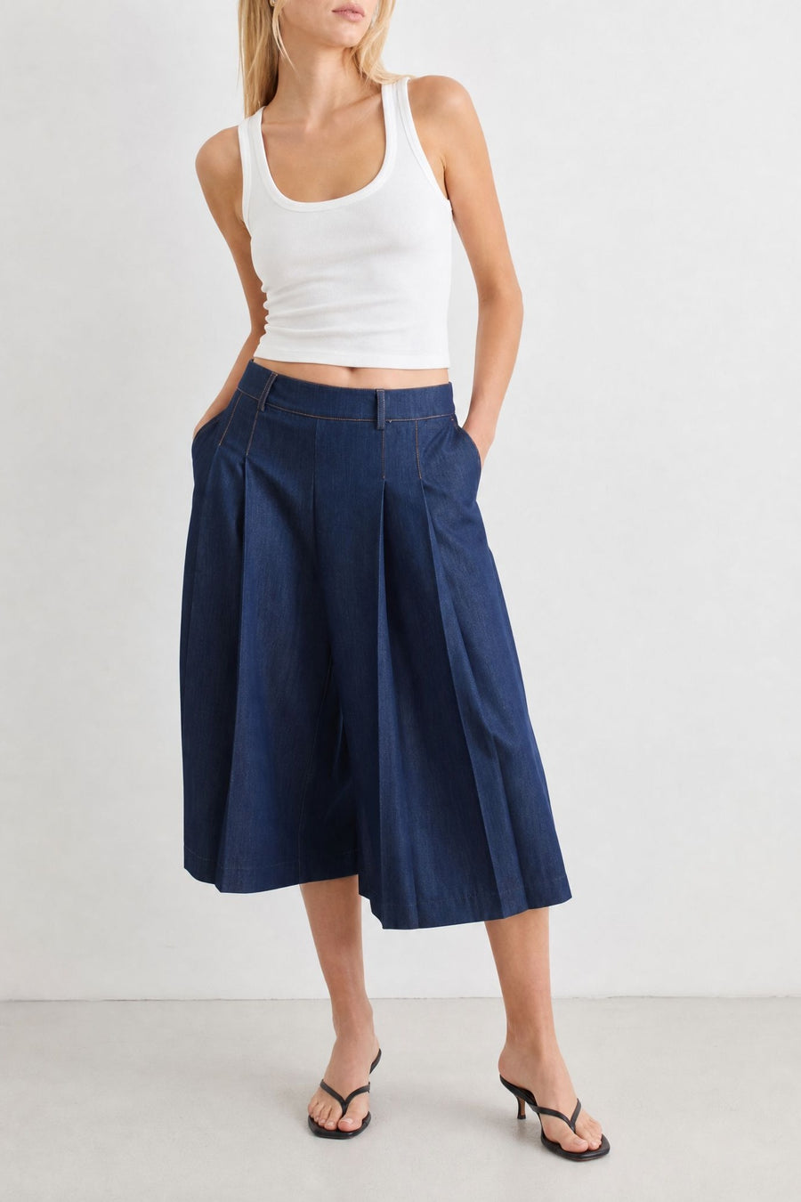 02. Short Bermuda fluide effet denim à plis taille haute
