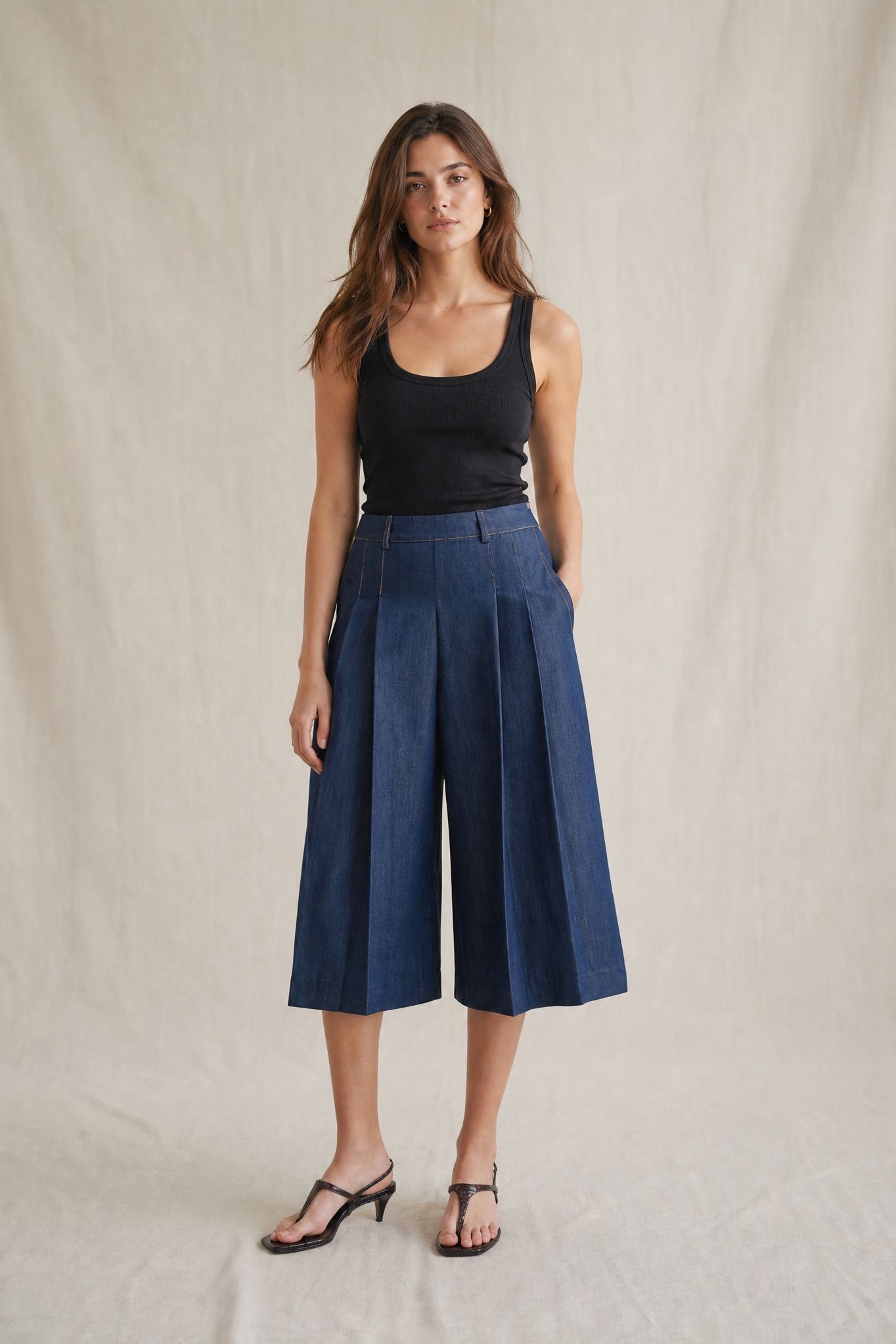 02. Short Bermuda fluide effet denim à plis taille haute